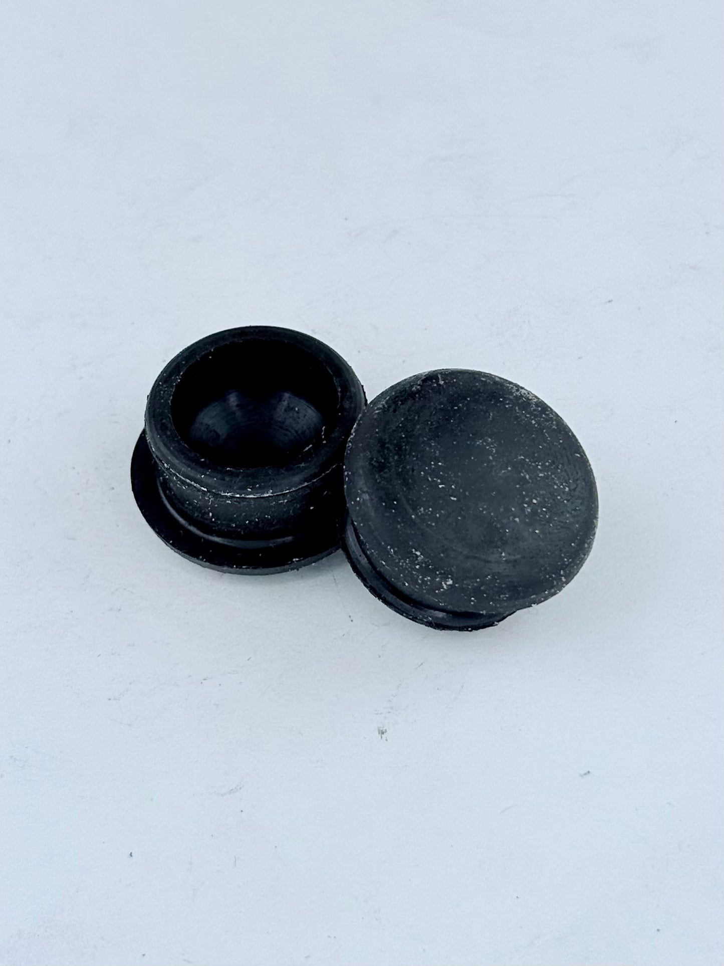 60-4152 - RUBBER PLUG - FRONT BRAKE DRUM/SIDE PANEL - T120/140