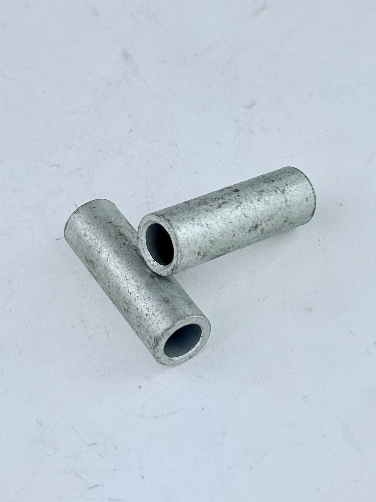 82-9349 - DISTANCE PIECE - BATTERY CARRIER - TRIPLES