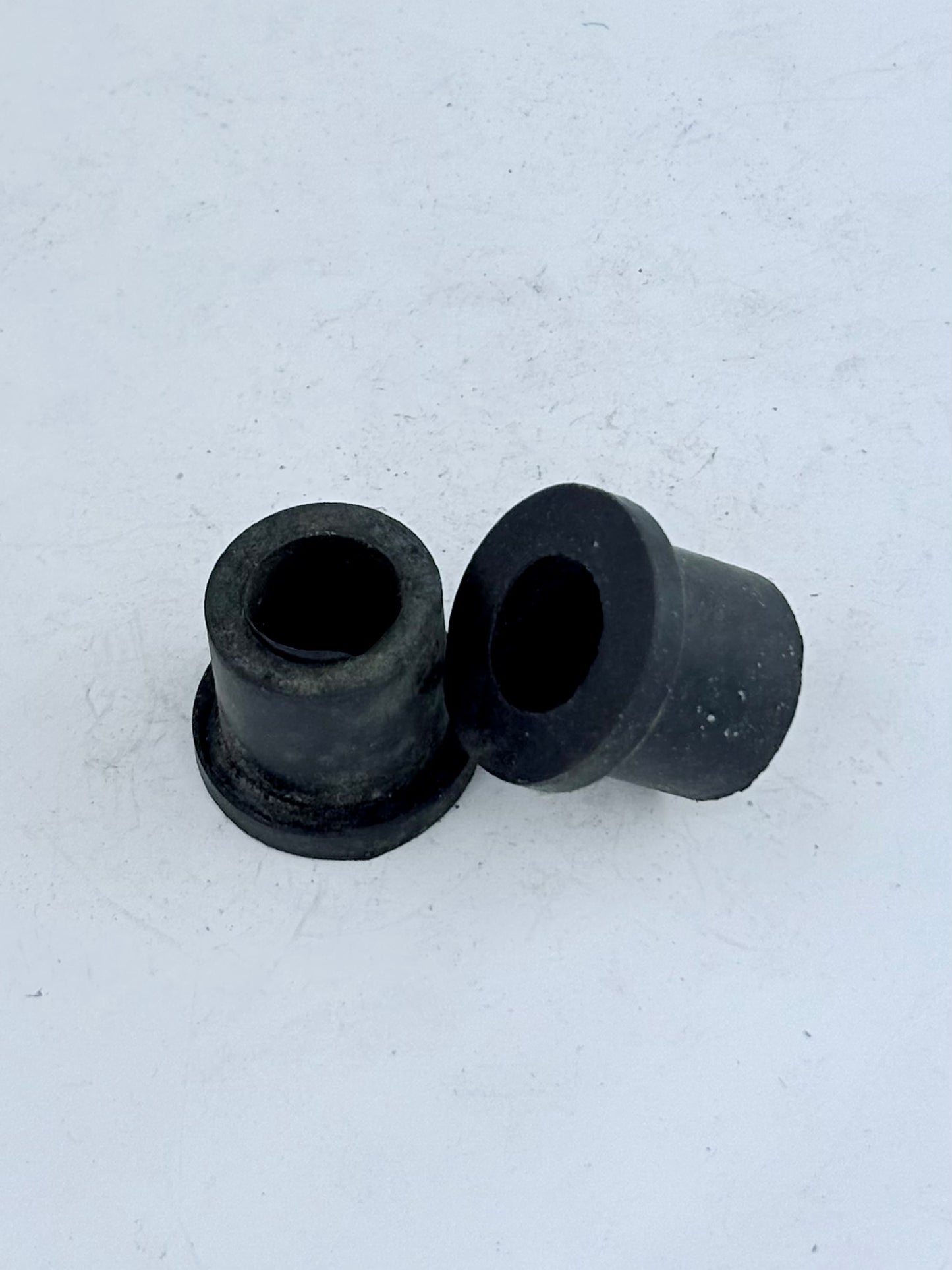82-9351 - RUBBER BUSH - BATTERY BOX MOUNT - T150