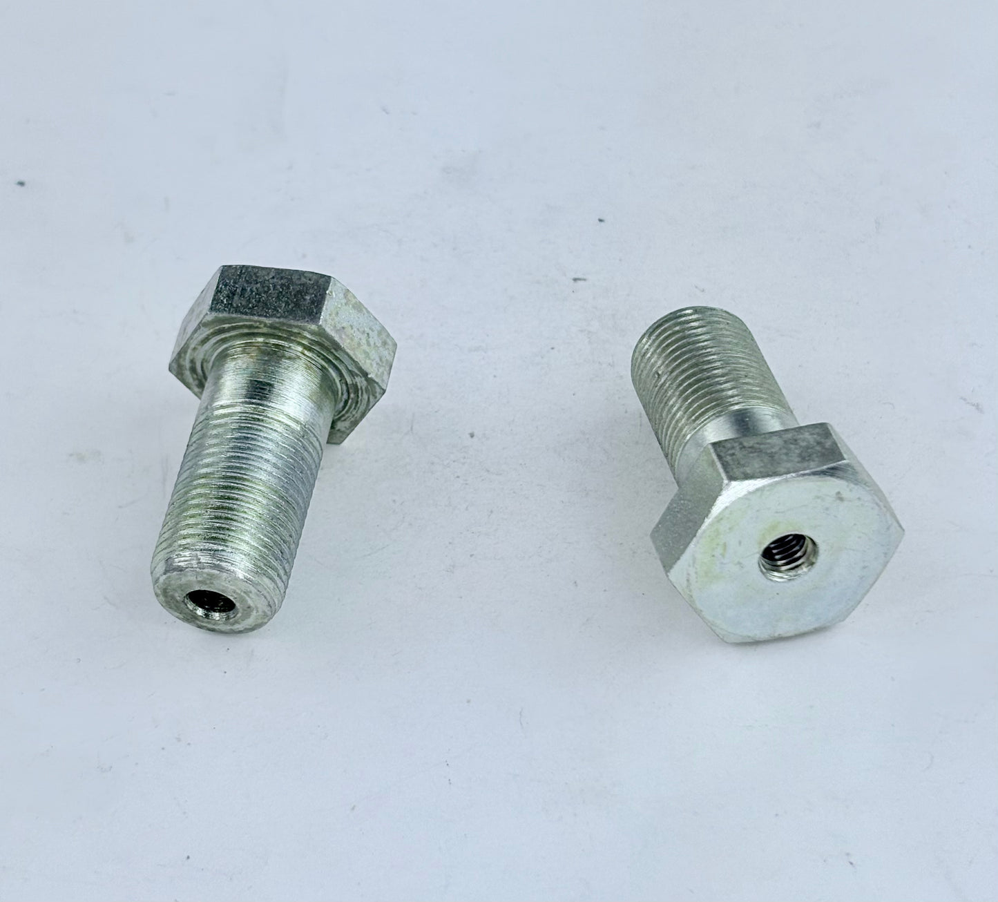 21-0579 - BOLT - PIVOT - SWINGARM - D/S