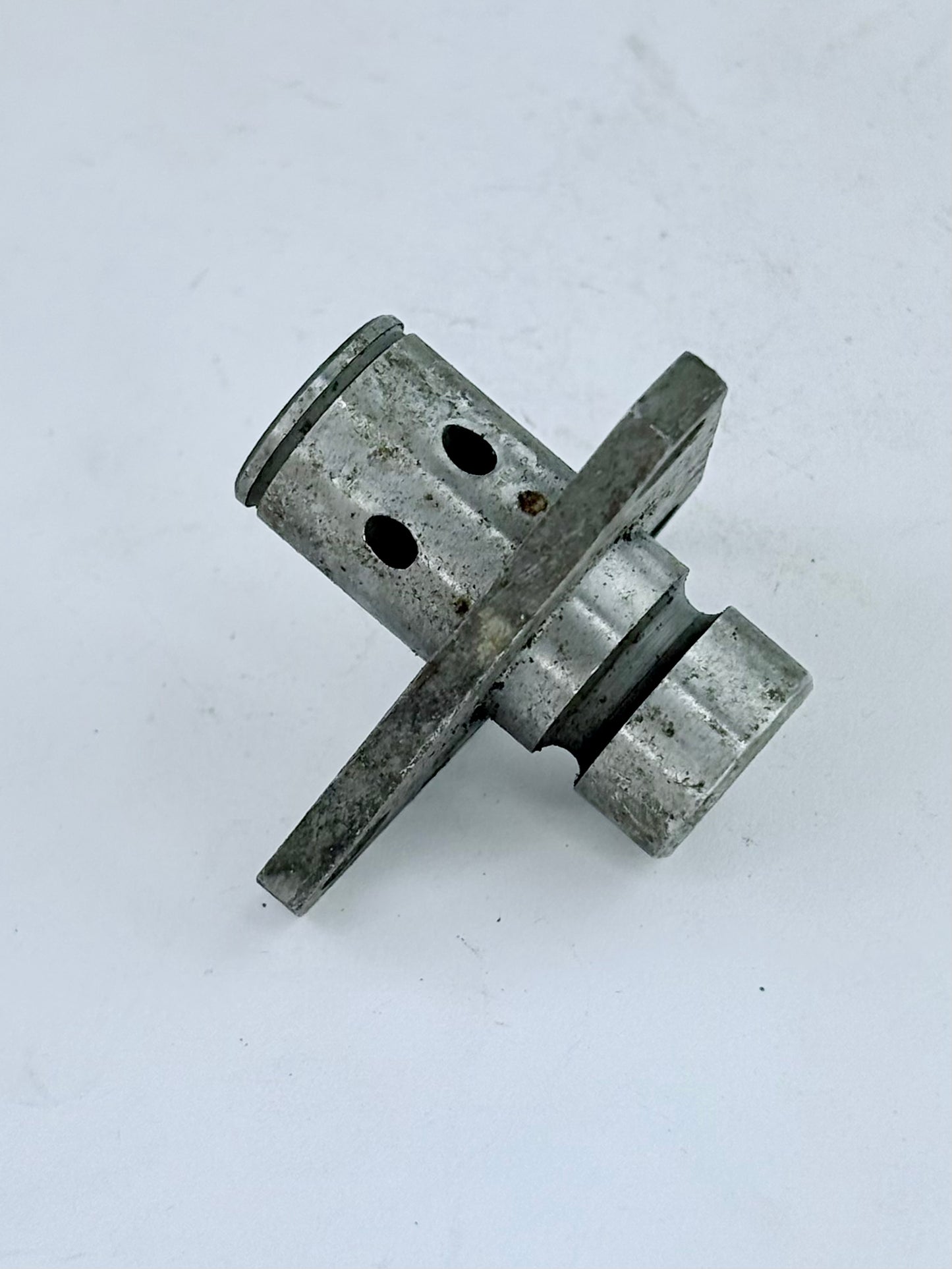 71-2250 - SPINDLE - INTERMEDIATE TIMING GEAR - TRIUMPH TRIPLES