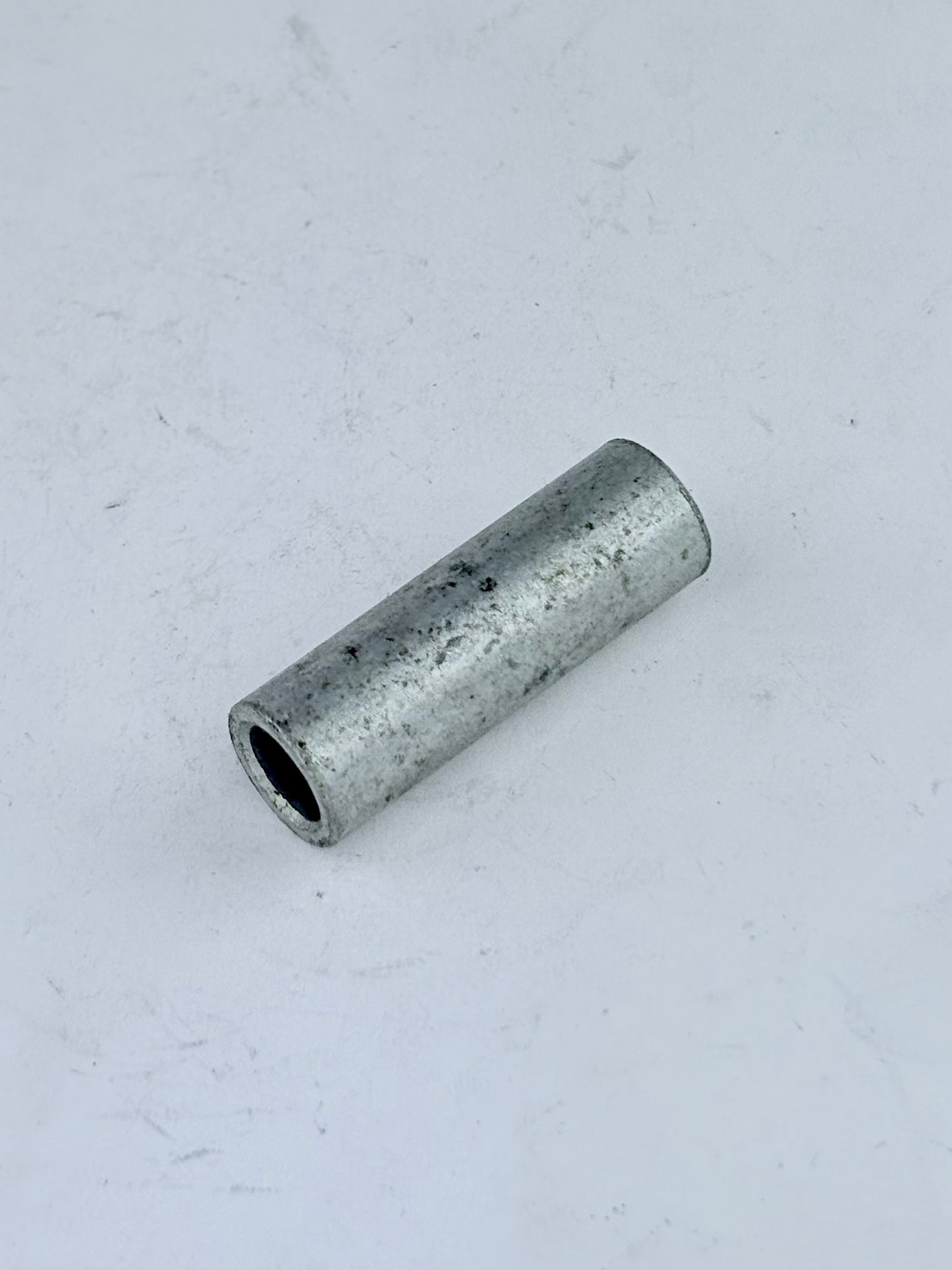 82-9349 - DISTANCE PIECE - BATTERY CARRIER - TRIPLES