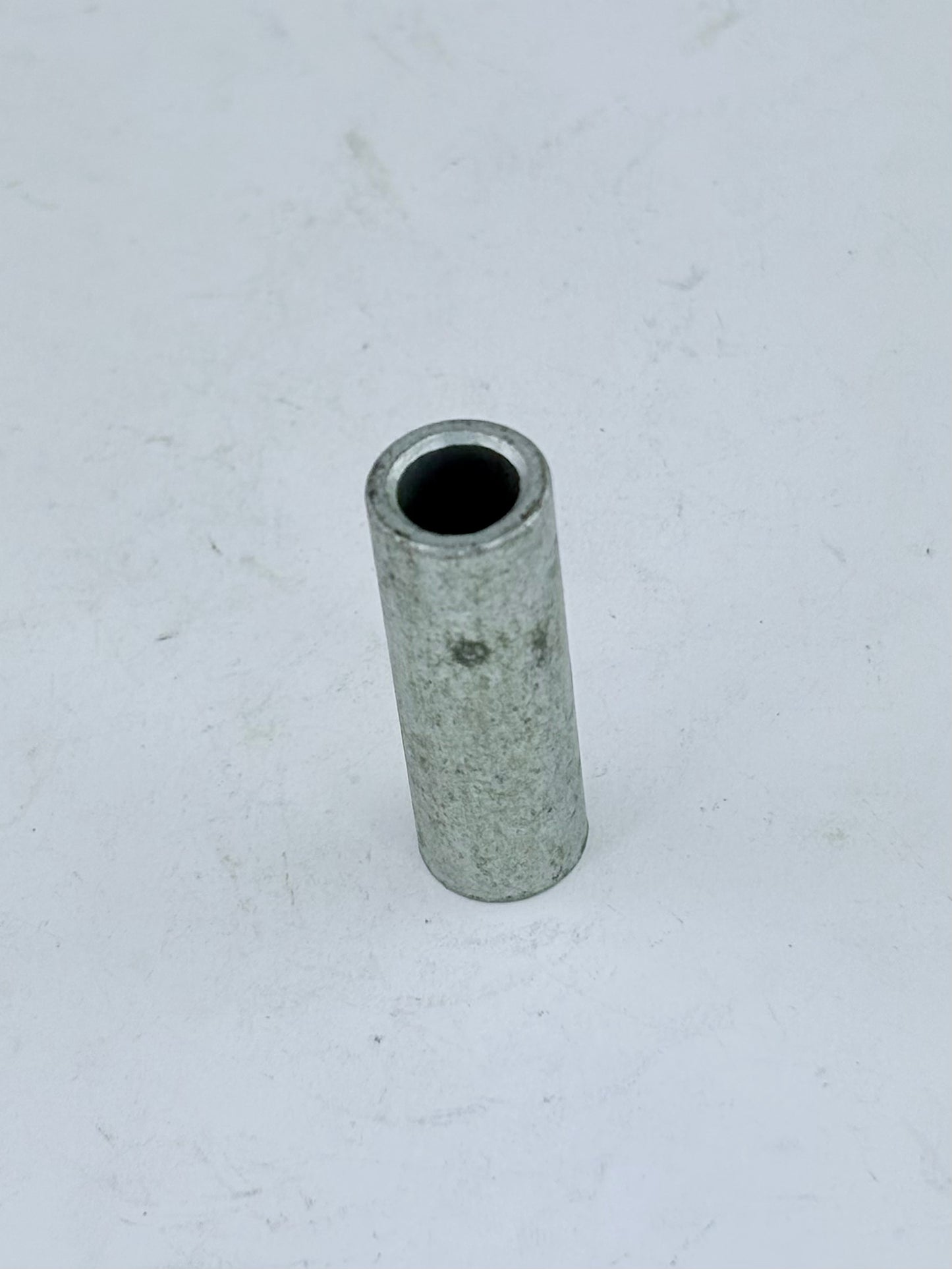 82-9349 - DISTANCE PIECE - BATTERY CARRIER - TRIPLES