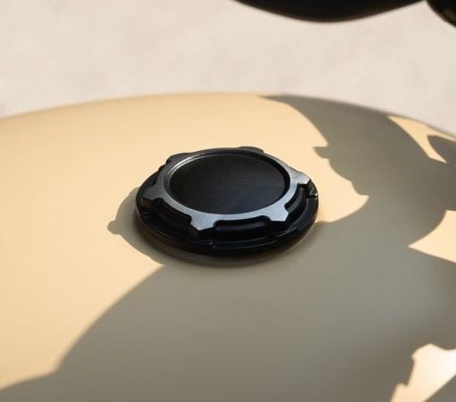 Motone TELSTAR Low Profile Fuel Gas Cap - Billet Aluminium - Black / Polished Contrast
